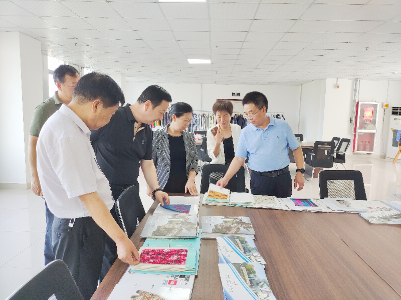 河南省工信廳副廳長(zhǎng)常繼紅，河南省服裝協(xié)會(huì)常務(wù)會(huì)長(zhǎng)袁建龍等多位領(lǐng)導(dǎo)一行蒞臨飛鷺參觀(guān)調(diào)研